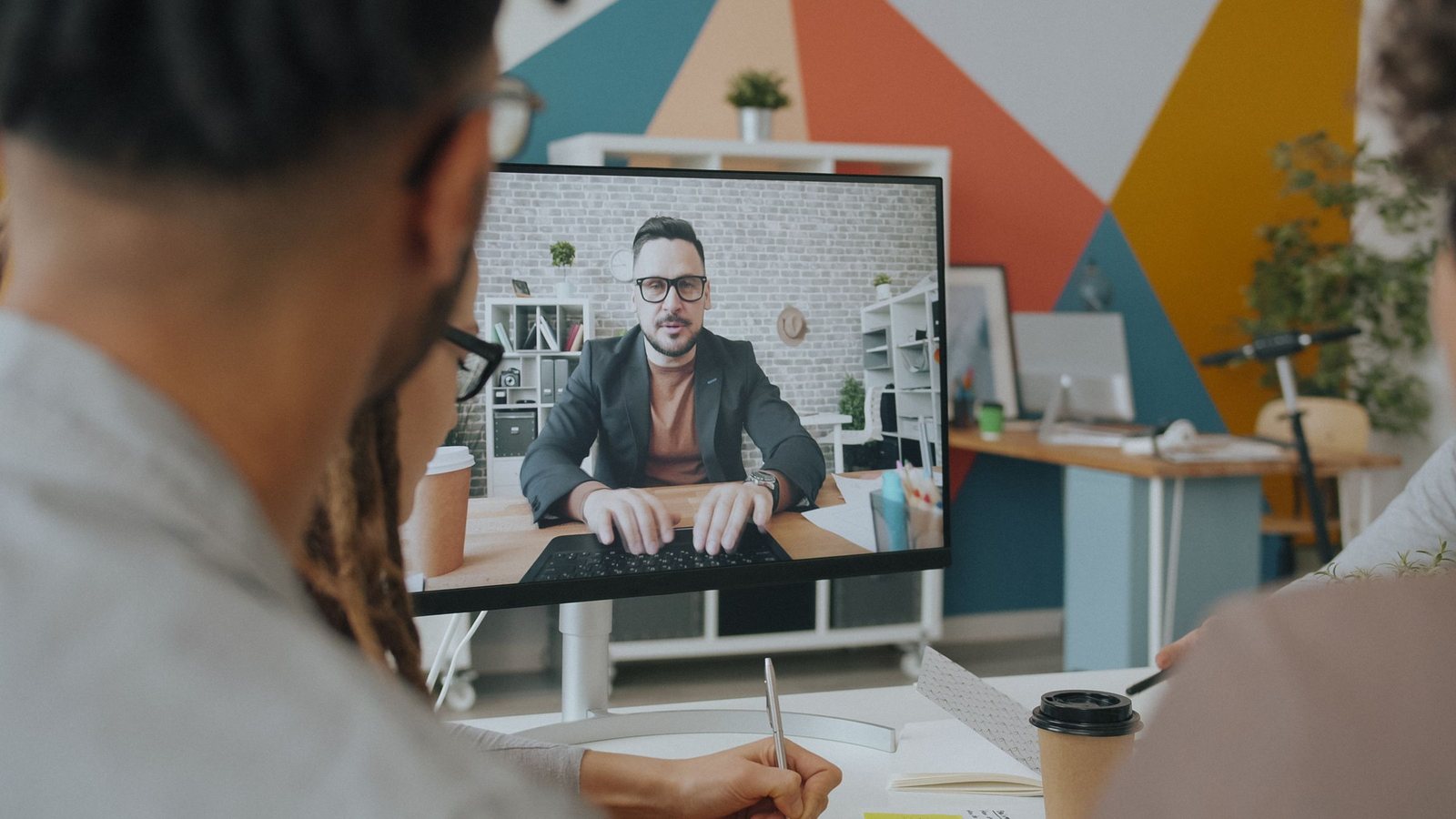 Bóc gỡ 5 hiểu lầm về AIV Office cho doanh nghiệp đa múi giờ