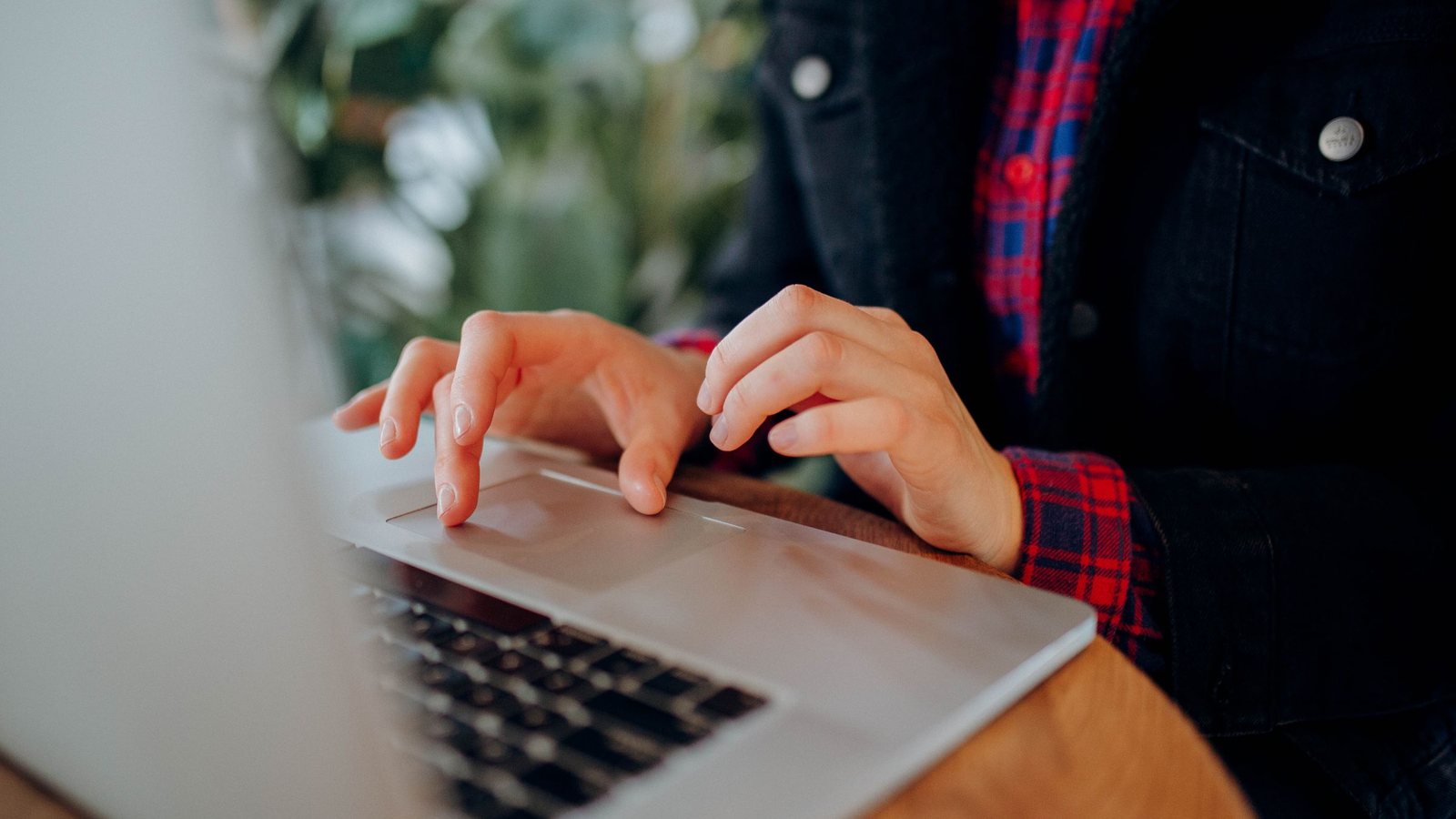 Checklist chọn AI Office: Mổ xẻ quy trình xử lý email và họp