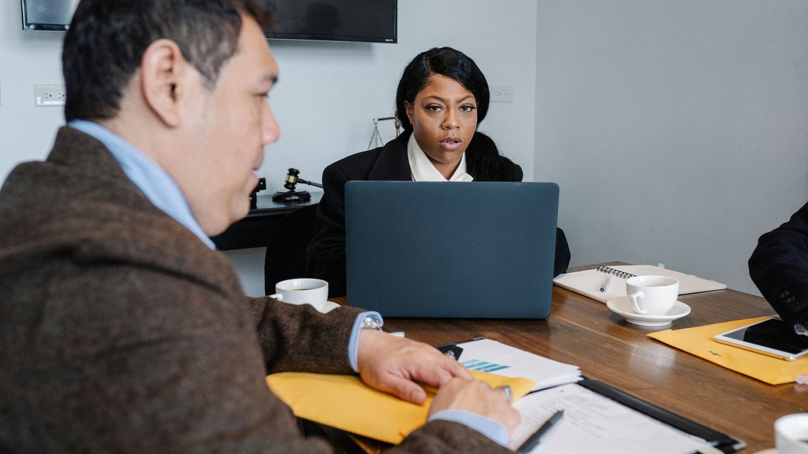 Ngân hàng nên hay không nên dùng trợ lý AI văn phòng AIV Office?