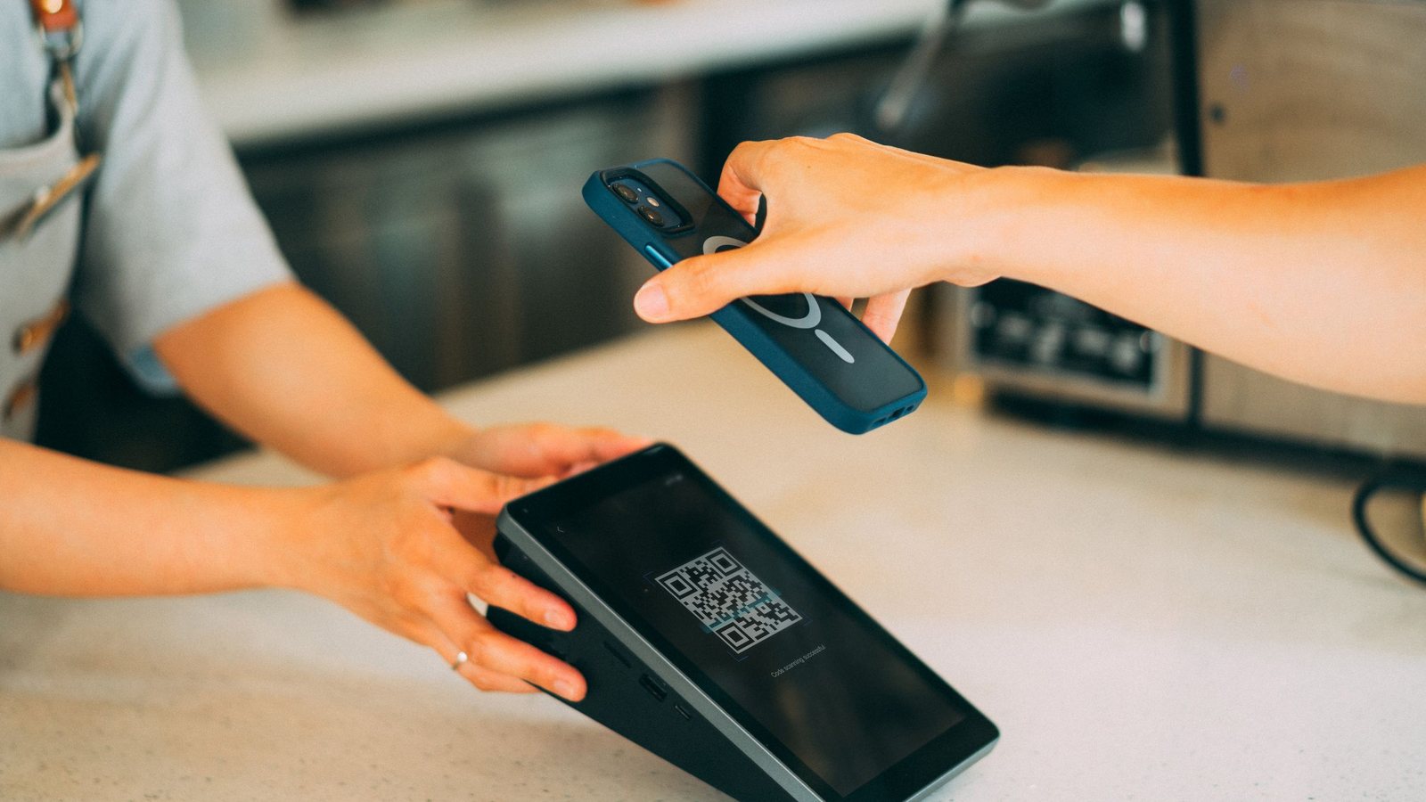 Xử lý hàng nghìn ảnh trưng bày mỗi ngày: Kiến trúc hệ thống AI Display Scoring xử lý dữ liệu quy mô lớn realtime